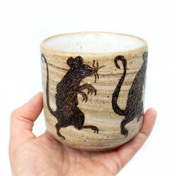 handgefertigter Becher mit Zombi Ratten Becher mit Zombi Ratten
