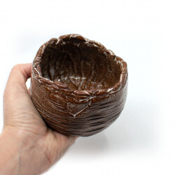 handgemachter Chawan im Kurinuki-Stil Handling