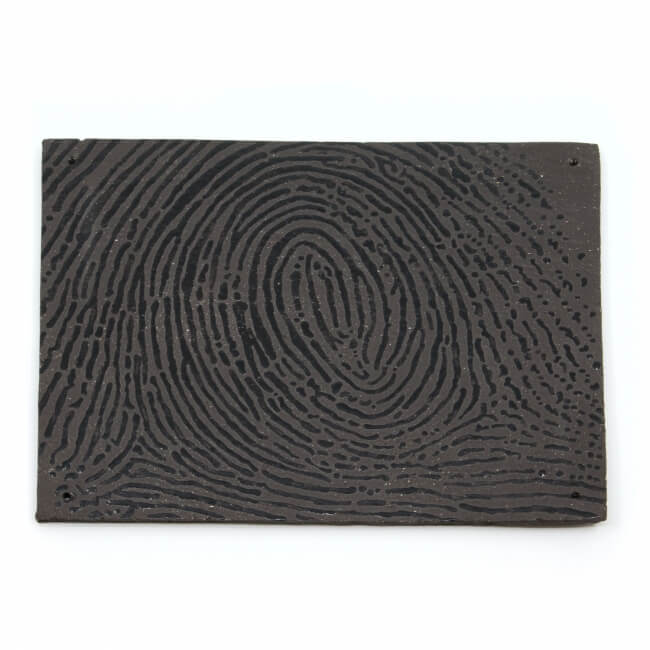 Handgefertigte Wandplatte / Fliese mit schwarzem Fingerabdruck - Draufsicht