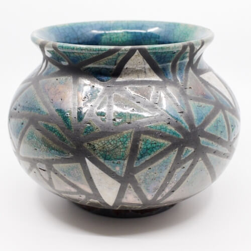 Design Vase aus dem Rakubrand mit geometrischen Muster - blau und kupfer - Frontansicht