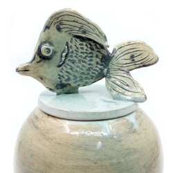 Handgefertigte maritime Kugeldose mit schönem plastischem Fisch - in azur - Detail