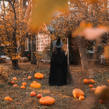 Hexe in einem Garten zu Halloween