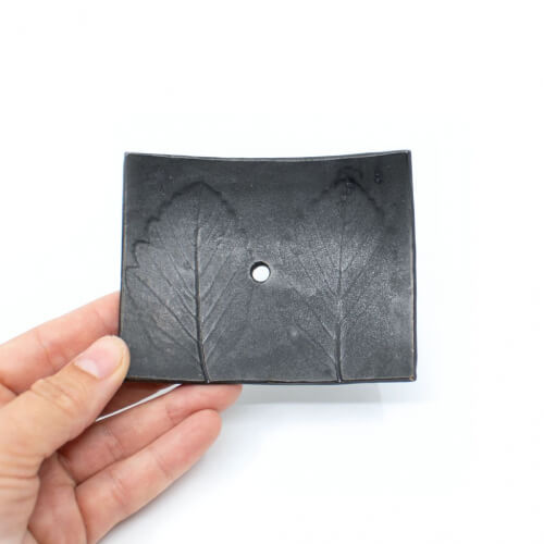 Handgemachte schwarze Seifenschale 'Erle' Blatt