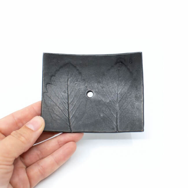 Handgemachte schwarze Seifenschale 'Erle' Blatt