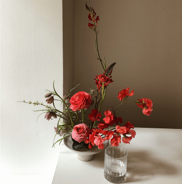 Ikebana - japanische Kunst des Blumenarrangement - rote Ranunkeln
