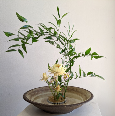 Ikebana - japanische Kunst des Blumenarrangements Vase
