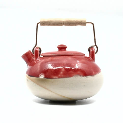 schöne handgefertigte Teekanne im japanischen Stil in rot - Seitenansicht