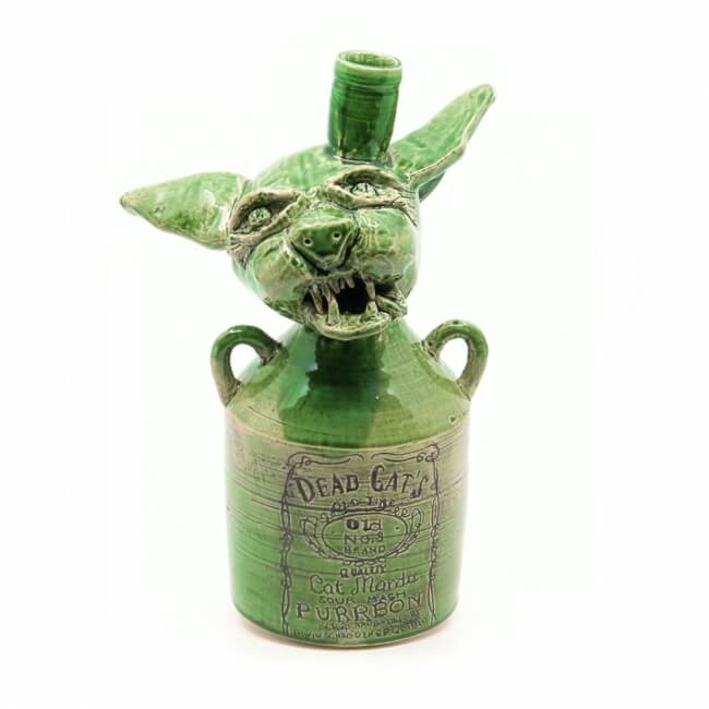 Handgefertigte grüne Flasche mit Katzenkopf Old Cats Purrbon makaber LARP - Vorderansicht