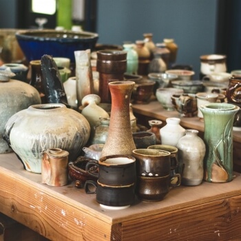 Bunte Vasen auf der Theke bei Keramik-Kartell