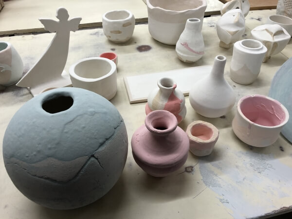 rohe glasierte Keramiken auf dem Tisch - Detailaufnahme