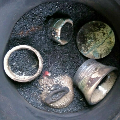 Raku Brand erkaltete Keramiken in der Asche