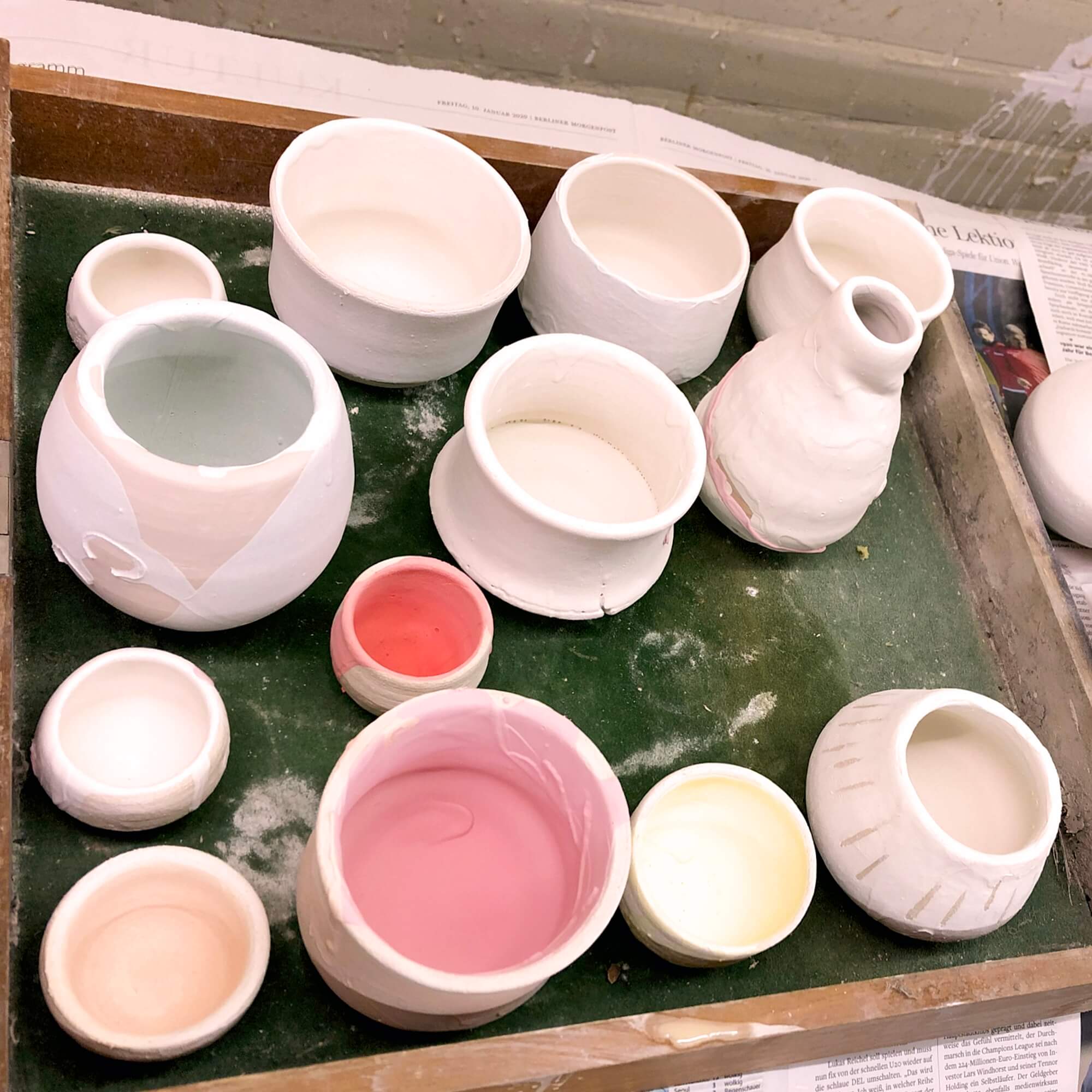 rohe Keramiken frisch glasiert - ungebrannt