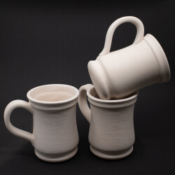 Keramik Rohlinge Humpen weiss Stapel