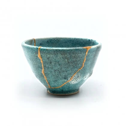 Kintsugi - zerbrochene Keramik mit Gold flicken