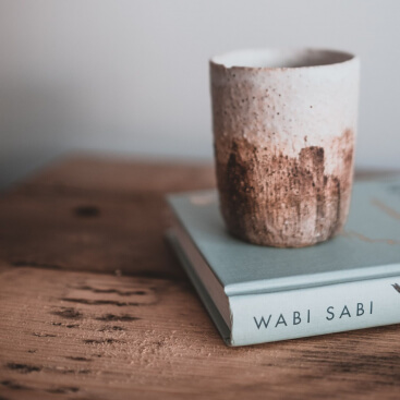 Teeschale auf einem Wabi Sabi Buch
