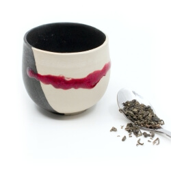 Handgetöpferte schöne Teeschale in weiß/schwarz/rot für Teetrinker - Frontansicht