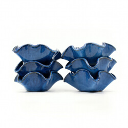 handgemachte Muffinformen in blau Stapel