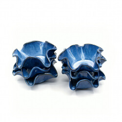 handgemachte Muffinformen in blau Stapel