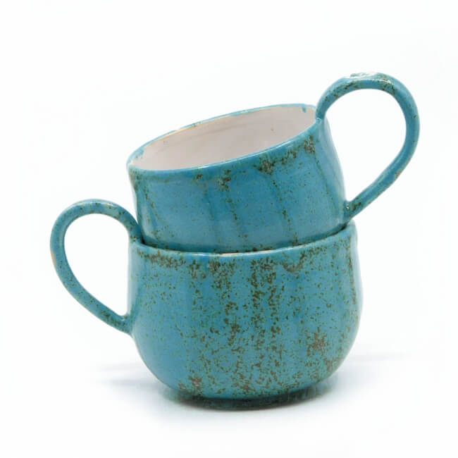 zwei handgefertigte Keramik Tassen Tassenpaar in blau - hangedreht - ineinander gestellt
