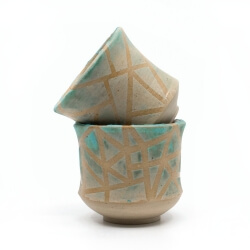 zwei handgefertigte Keramik Teeschalen Chawan Paar in azur - geometrisches Muster - Frontansicht