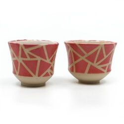 zwei handgefertigte Keramik Teeschalen Chawan Paar in rot - geometrisches Muster - Seitenansicht