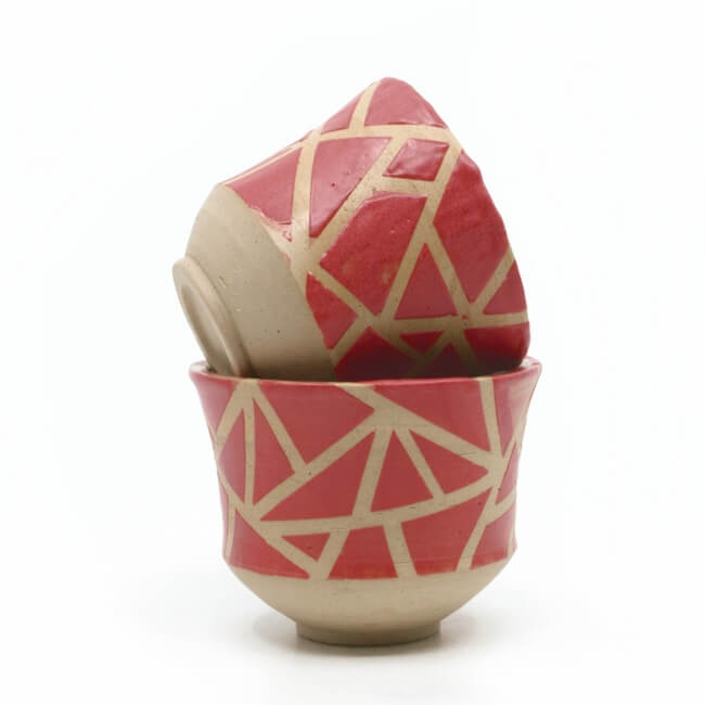 zwei handgefertigte Keramik Teeschalen Chawan Paar in rot - geometrisches Muster - Detailansicht