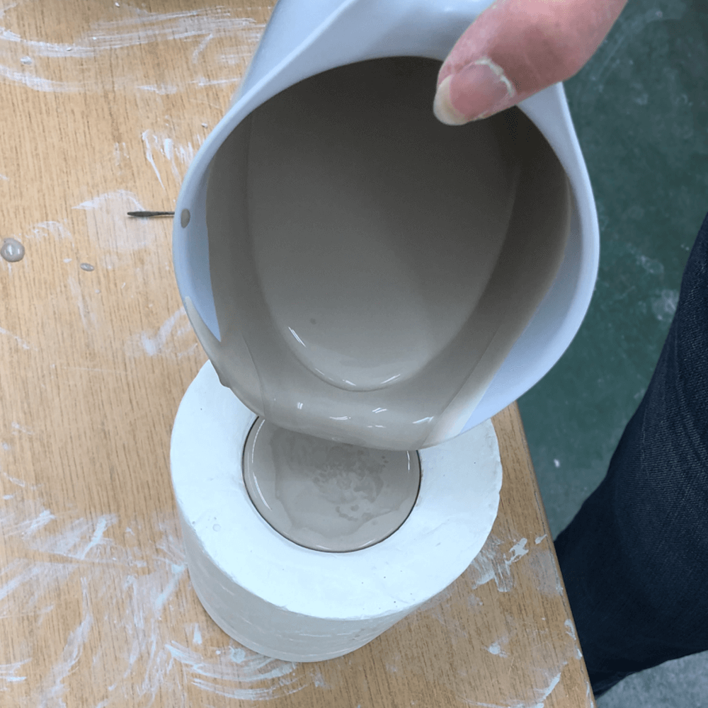Porzellan wird in eine Gipsform gegossen
