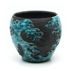 große Design Vase mit "Die große Welle vor Kanagawa" aus dem Rakubrand - Seitenansicht