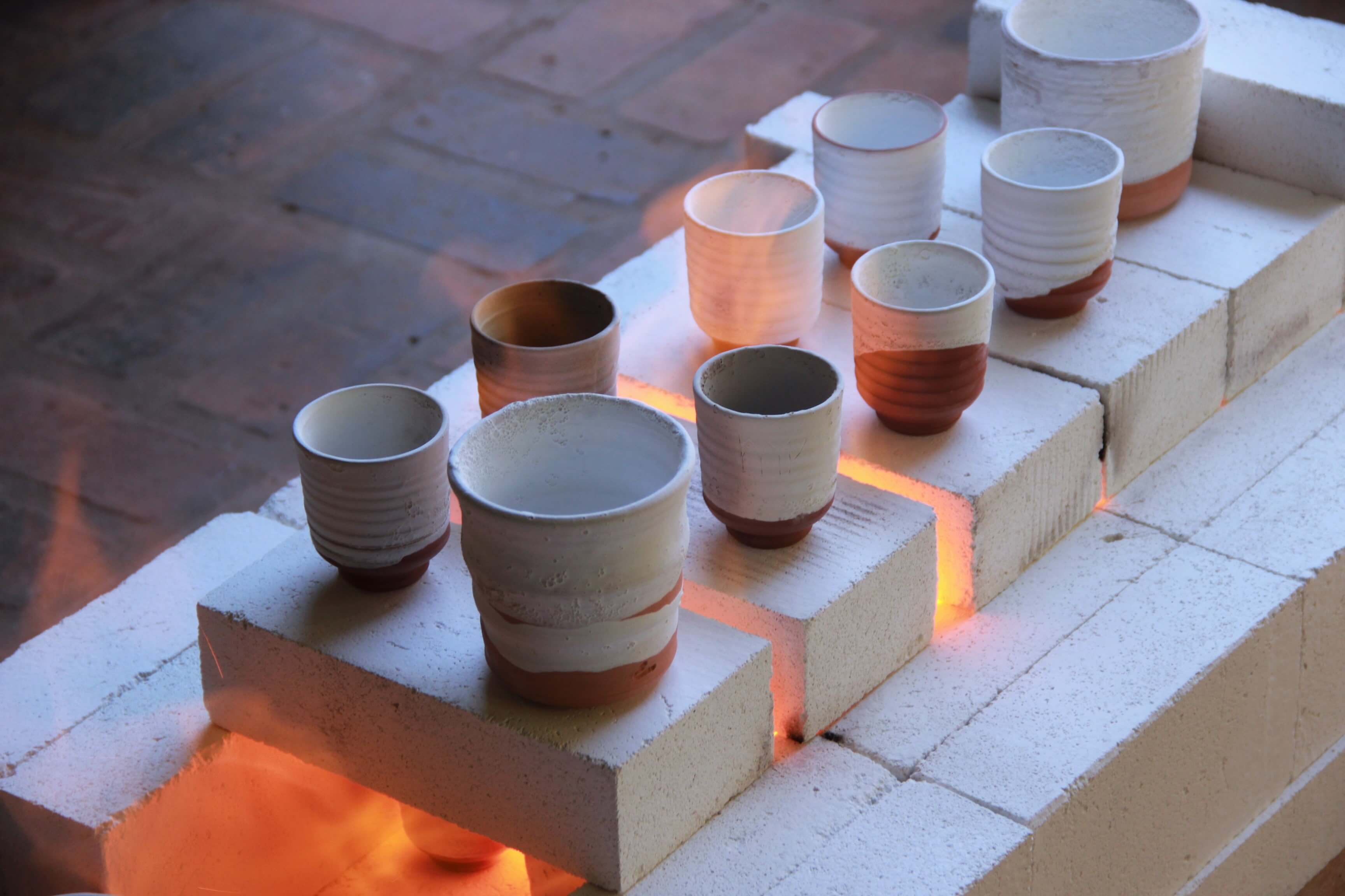 Keramiken, die auf dem Raku-Ofen trocknen