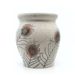 große Design Vase mit Pfauenfedern aus dem Rakubrand - Seitenansicht