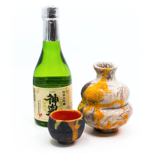 Einzigartiges handgefertigetes Raku Sake Set (Tokkuri und Guinomi) in weiß / orange - Unikat - Serviervorschlag mit Sake