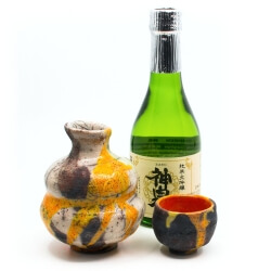 Einzigartiges handgefertigetes Raku Sake Set (Tokkuri und Guinomi) in weiß / orange - Unikat - Serviervorschlag