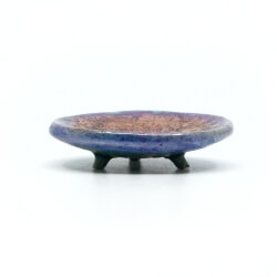 Handgefertigte runde blaue Seifenschale mit Kupferakzenten aus dem Raku-Brand - Seitenansicht
