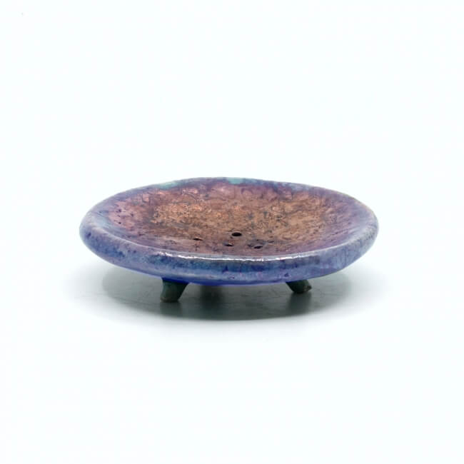 Handgefertigte runde blaue Seifenschale mit Kupferakzenten aus dem Raku-Brand - seitlich