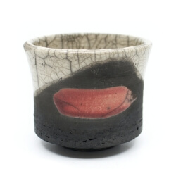 Raku Teeschale mit roten Strich