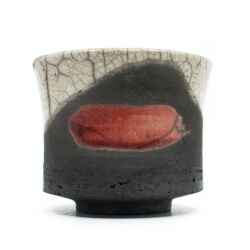 Raku Teeschale mit roten Strich Detail