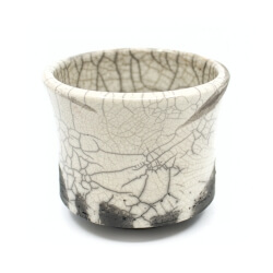 Raku Teeschale mit roten Strich Rueckseite