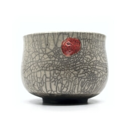 Raku Teeschale weiß & rot Front