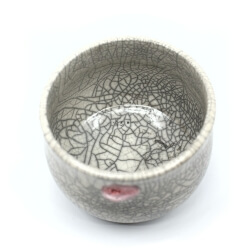 Raku Teeschale weiß & rot innen