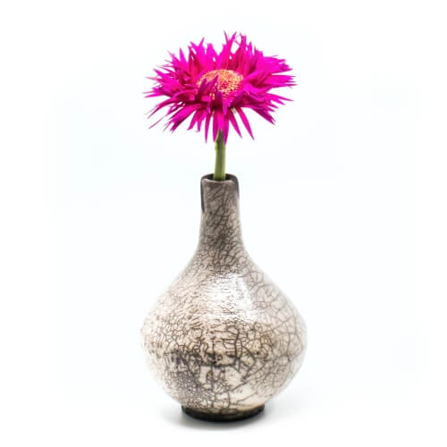 Bezaubernde weiße Vase aus dem Rakubrand mit bezauberndem Craquelé - Detail
