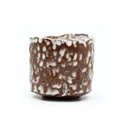 roter Trink-Becher im Kurinuki-Stil roter Kurinuki Becher