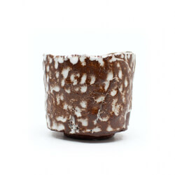 roter Trink-Becher im Kurinuki-Stil Bild 3 roter Kurinuki Becher Front