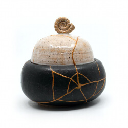 schwarze Deko Dose mit Kintsugi