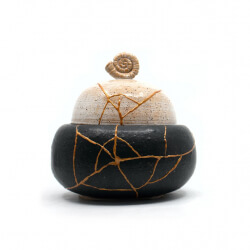 schwarze Deko Dose mit Kintsugi Crack