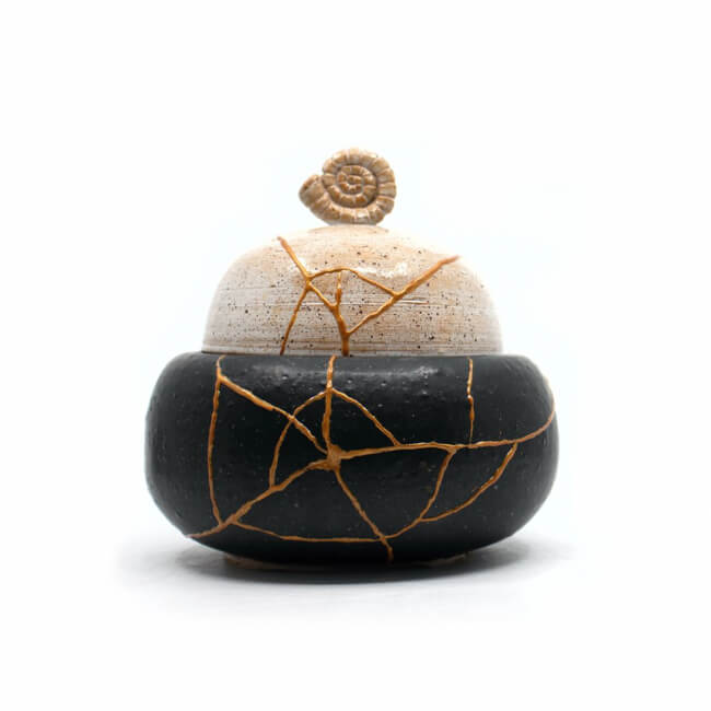 schwarze Deko Dose mit Kintsugi Crack