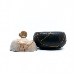 schwarze Deko Dose mit Kintsugi Detail