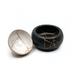schwarze Deko Dose mit Kintsugi Innen