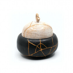 schwarze Deko Dose mit Kintsugi Seite