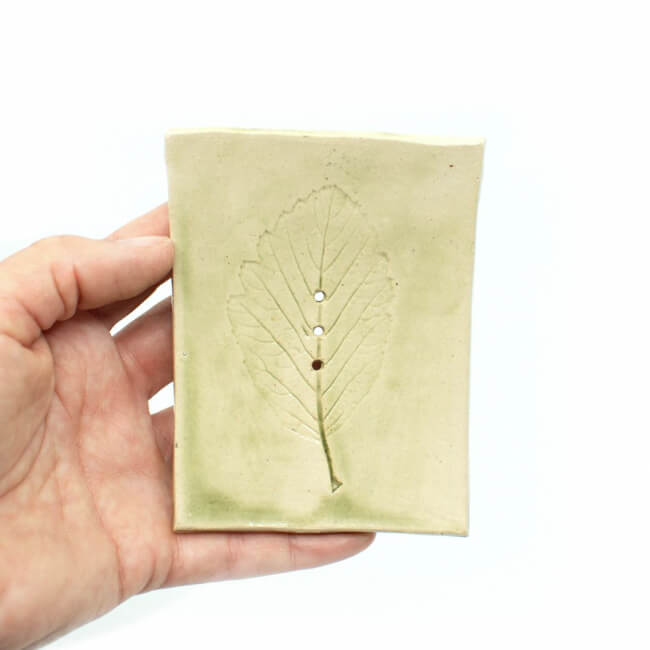 Handgemachte Seifenschale mit Erlenblatt - zart grün Bild 1 Seifenschale zart gruen Erle - Draufsicht