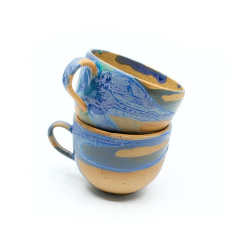 zwei handgefertigte Keramik Tassen Tassenpaar in lila/blau hangedreht - Detail